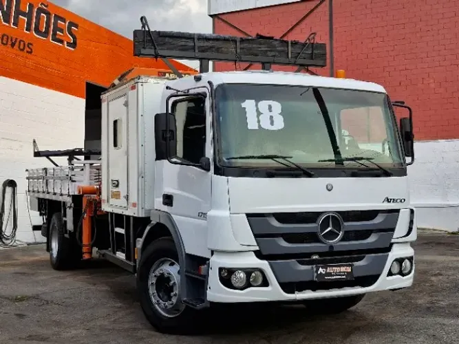 Mb Atego 1719 com MunckArgos carroceria de madeira cabine suplementar e banheiro quimico