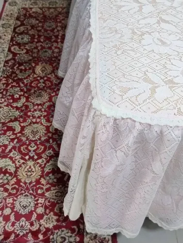 Colcha de casal antiga de renda com babado duplo