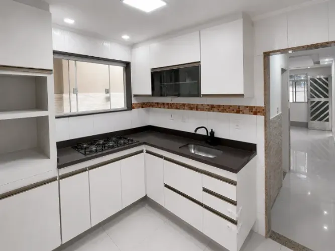 CASA LINEAR DE ALTO PADRÃO EM CONDOMÍNIO FECHADO - PRONTA PARA MORAR