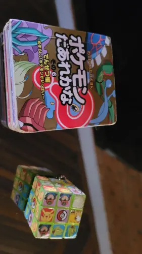 Livrinho e cubo-magico do Ookemon