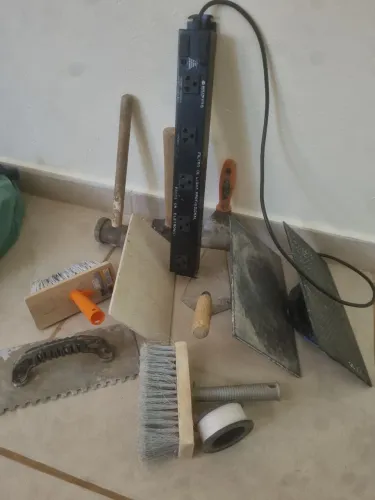 Ferramentas para pedreiro. Marreta, desempenadeiras, brochas, espátula, etc.