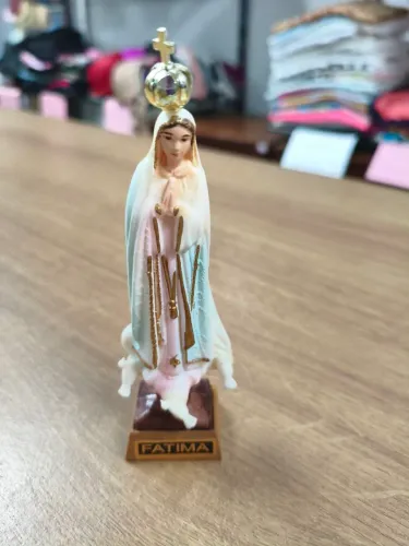 Nossa Senhora de Fátima. Medindo: 13cm em resina 