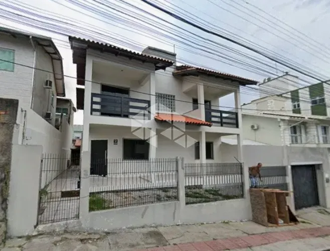 CASA COM 4 QUARTOS 3 VAGAS DE GARAGEM Á VENDA NO BAIRRO IPIRANGA SÃO JOSÉ.