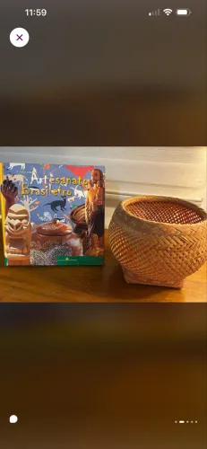 Cesto indígena e livro arte brasileira