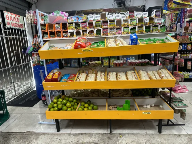 Fruteira, verdureira e porta produtos.