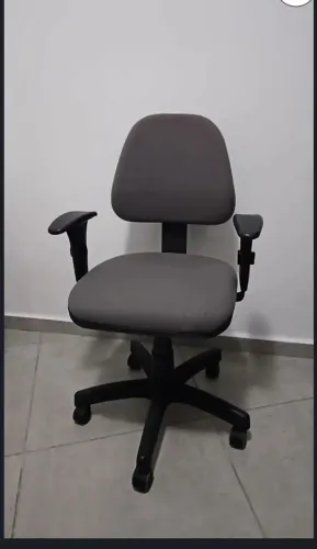 Cadeira executiva para escritório.