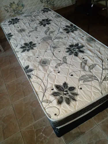 Cama box completa solteiro exelente estado tamanho tamanho 1.90m comp por 90cm larg .