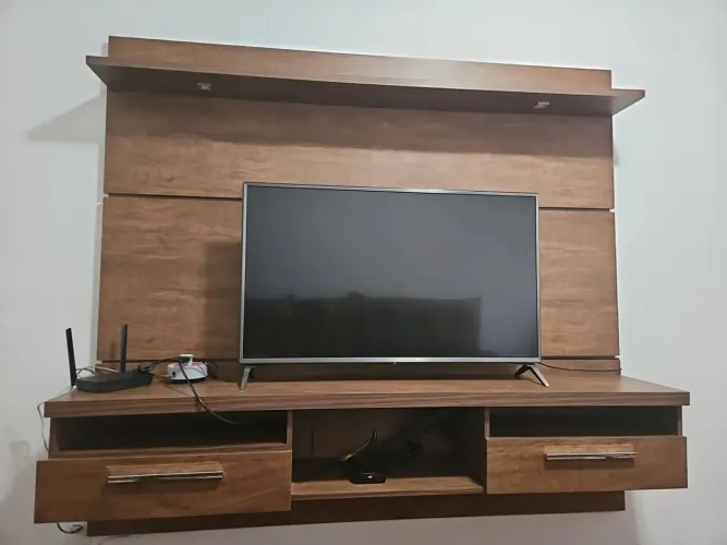 Painel de TV com duas gavetas