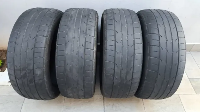 Vendo pneu Corolla - Medida: 205 - 55 - 16 - 91 - Marca: Dunlop