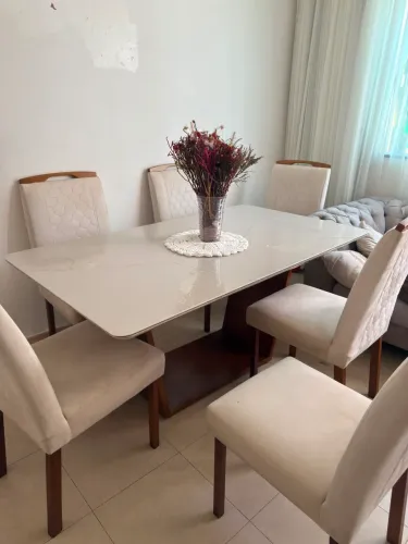 Mesa de Jantar 6 Lugares com Tampo de Vidro/Porcelanato + 6 Cadeiras Estofadas