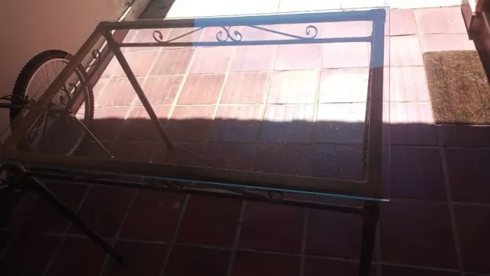 mesa colonial de ferro e vidro
