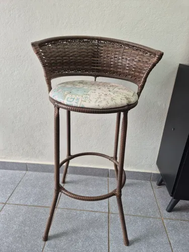  Banqueta alta marrom com encosto em fibra sintética