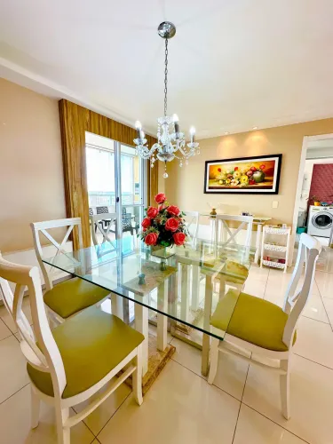 Mesa com 6 cadeiras + aparador