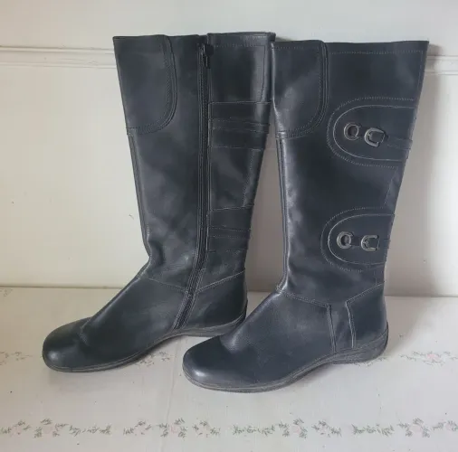 Bota couro preto cano longo salto rasteiro Via Marte n° 39