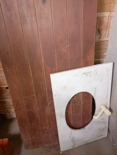 Vende-se Porta de madeira BOA,e uma bancada de pia