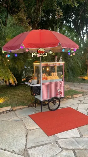 Carrinho de pipoca e algodão doce.