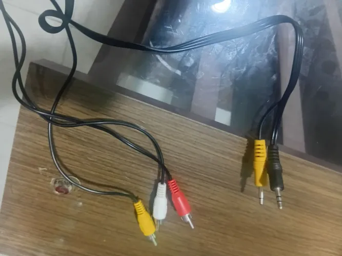 cabo adaptador P3 para 3 RCA (AV) e um cabo adaptador P2 para 1 RCA. 