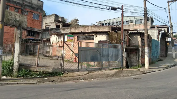 Excelente terreno para locação com 4 cômodos