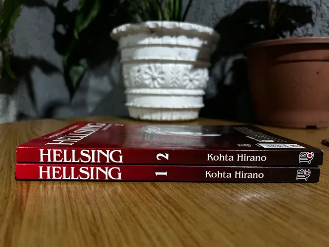 2 mangás Van Hellsing (completo em 10 edições) usados em ótima condição
