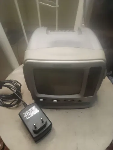 Tv portátil preta e branca 