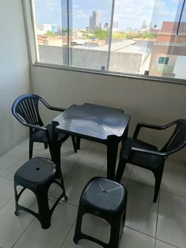 VENDO KIT MESA + 2 CADEIRAS + 2 BANCOS DE PLÁSTICO