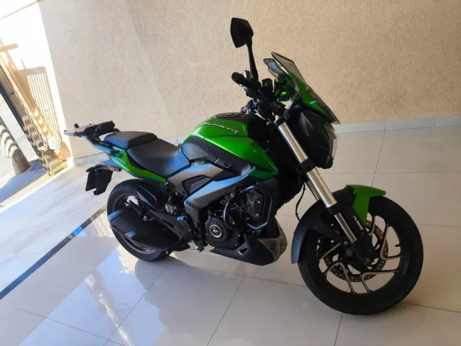 Moto Bajaj/dominar 400 de cor verde semi nova.