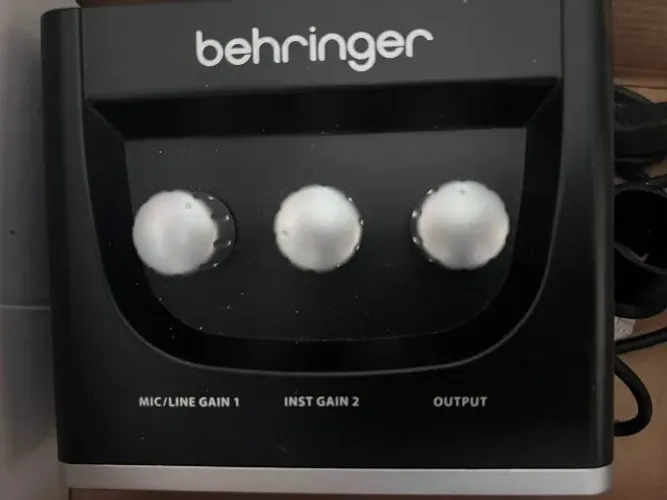 Interface de áudio USB Behringer U-Phoria UM2