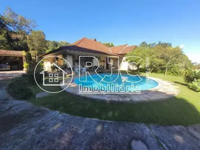 Belíssima casa em local bucólico