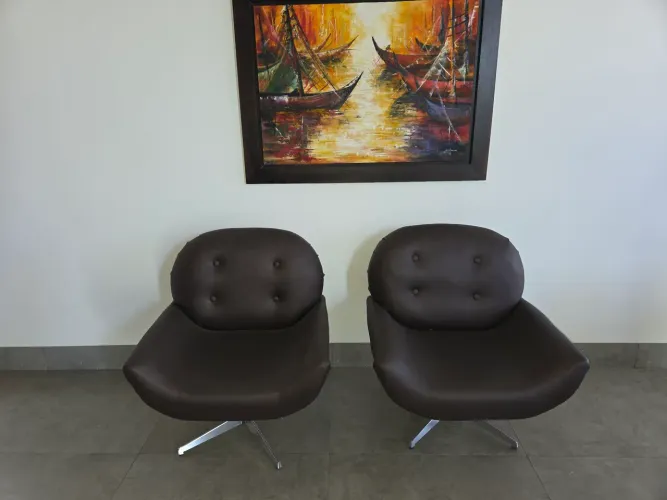 Poltronas excelentes de cômodo.
