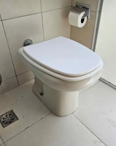 Vaso sanitário de válvula com tampa e assento