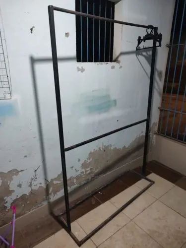 Arara de roupas de ferro