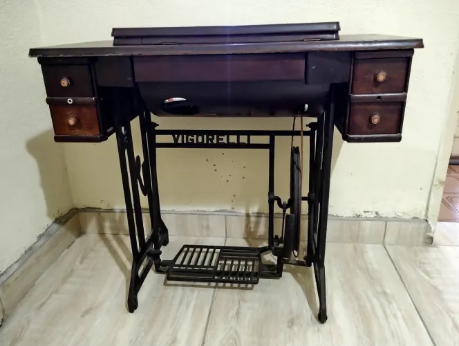 Máquina costura MANUAL, marca Vigorelli (RELÍQUIA DA VOVÓ).