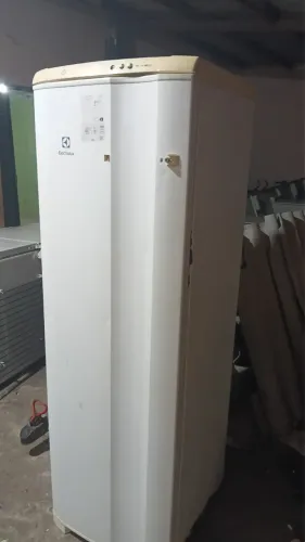 Vendo freezer bem conservado gelando muito