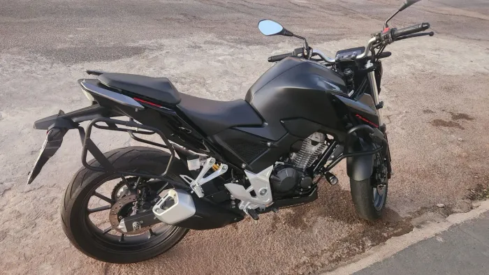 Vende-se cb300f modelo cbs