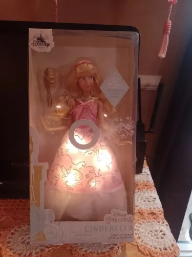 Cinderela que ascende o vestido e canta 