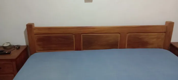 Cama em madeira de demolição