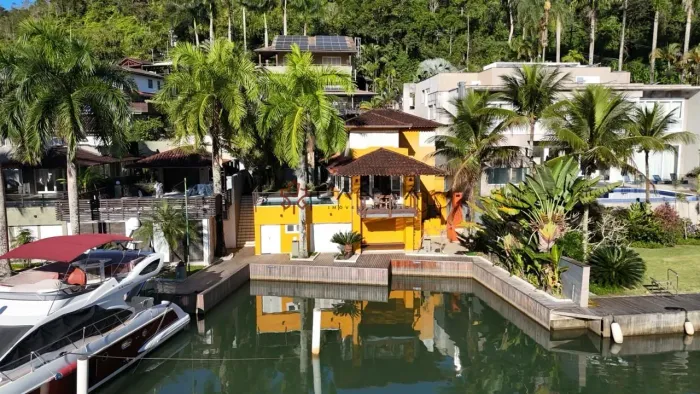 Casa de Alto Padrão no Frade com Deck para 2 Embarcações