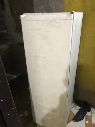 Vende-se geladeira seminova, em ótimo estado, funcionando tudo direitinho.