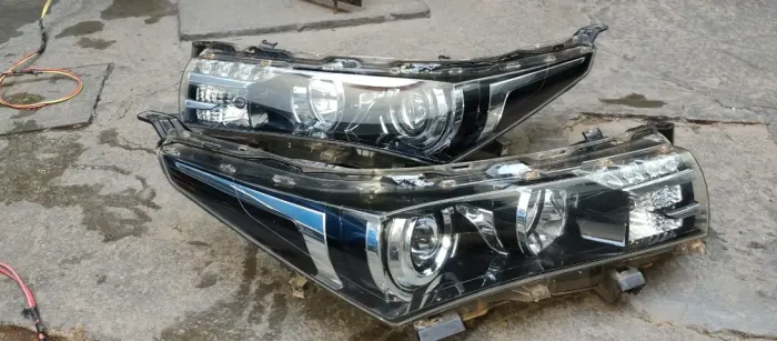 Par de faróis Corolla Altis 2015 a 2017 com projetor LED originais Toyota 