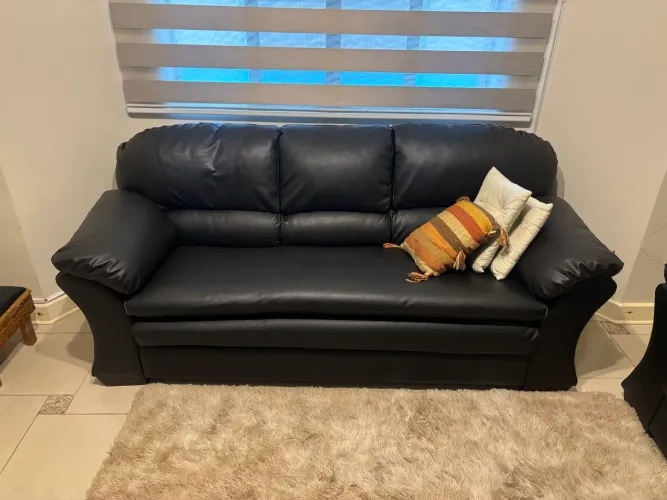 Conjunto de dois sofás + banco de brinde 