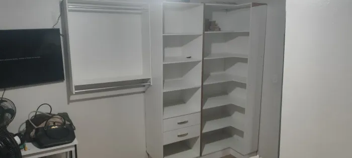 Guarda roupa modulado de canto em L