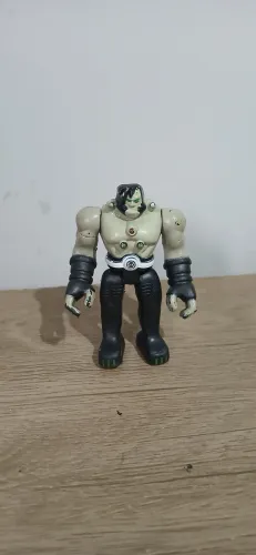 Boneco ben 10 benvictor bootleg