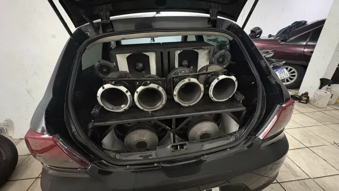 Som automotivo forte
