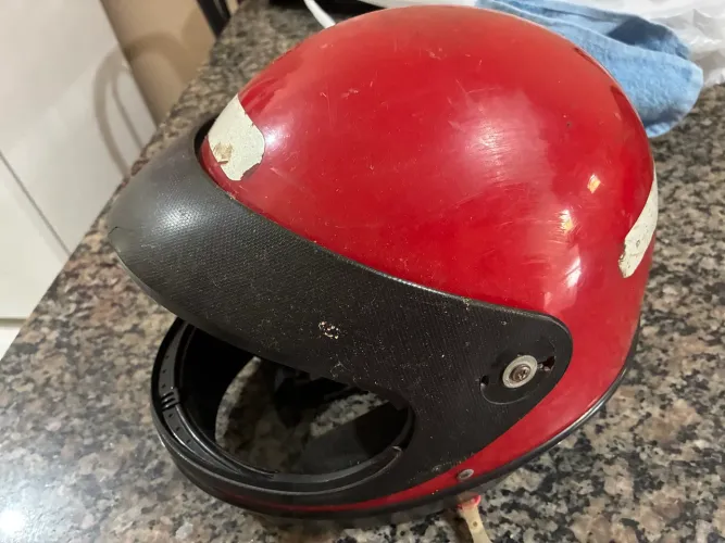Vendo dois capacetes usados