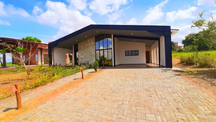 OPORTUNIDADE NO CONDOMÍNIO LAGOS - 746m² de Terreno e Lazer Total!