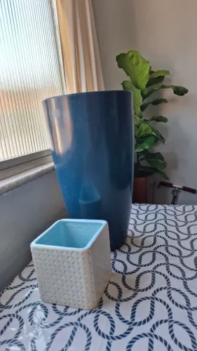 Vaso grande azul e vaso pequeno