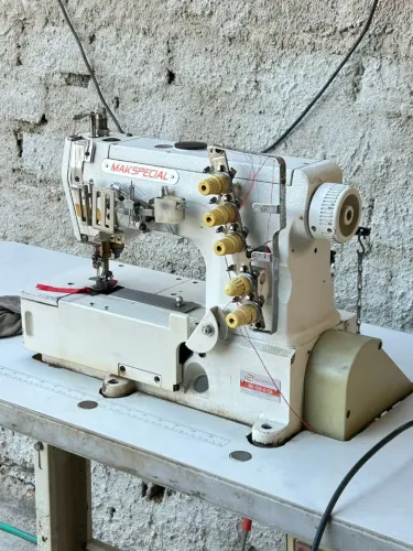 Máquina industrial galoneira de agulhas e de 5 fios