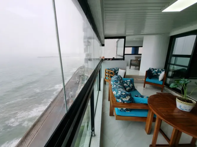 Frente Mar com varanda gourmet, vista panorâmica. Fino padrão. 03 Suítes. 02 vagas. Lazer 