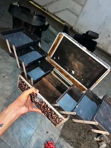 Maleta de maquiagem com bastante maquiagem