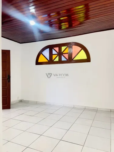 Casa com 03 quartos no Val-de-Caes